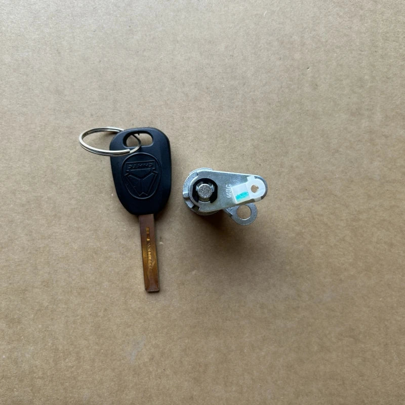 YG9525582558 SITRAK C7H DOOR LOCK WITH KEY