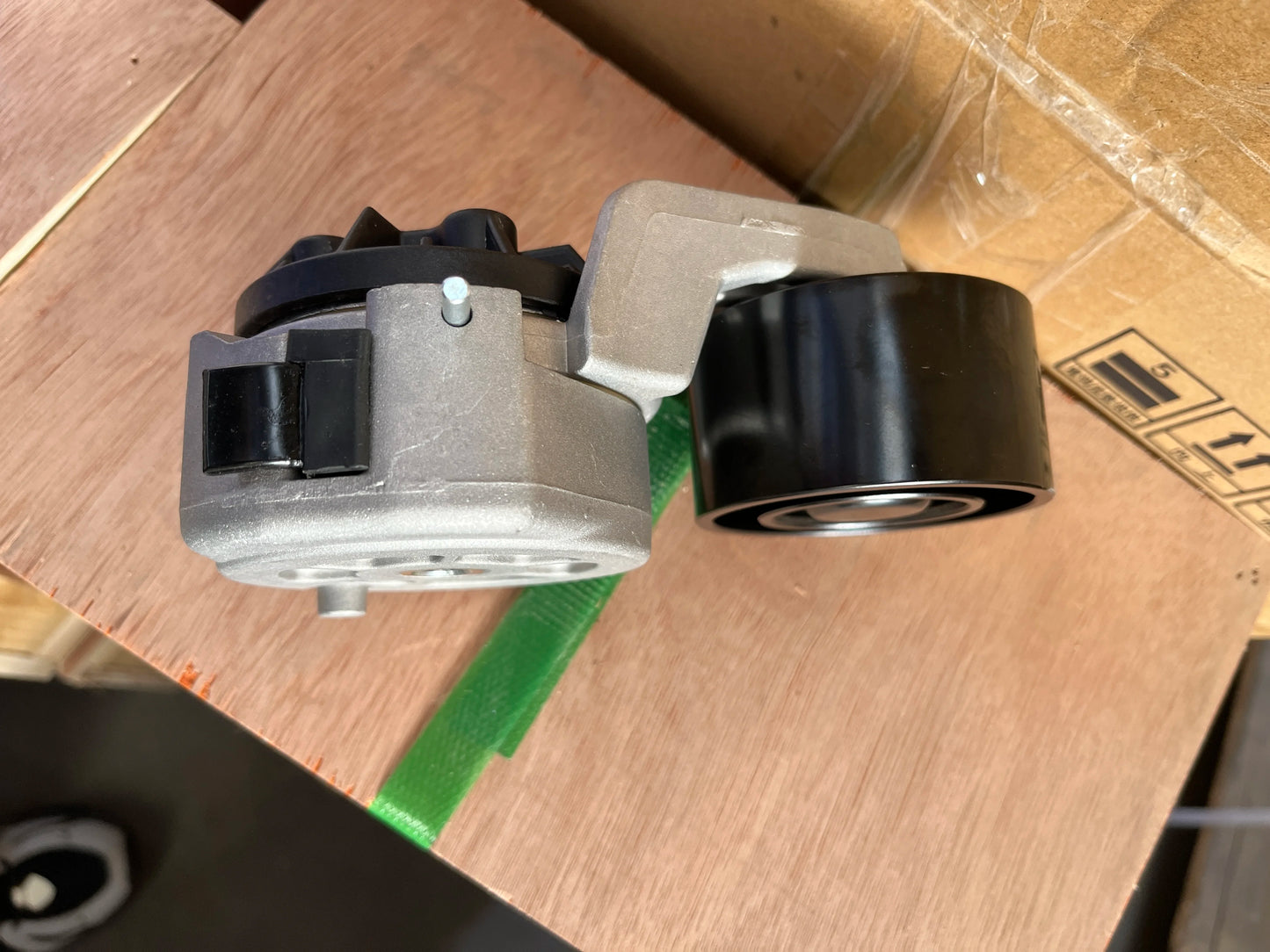 Shacman High Quality Truck Engine Parts Tensioner 612600061256