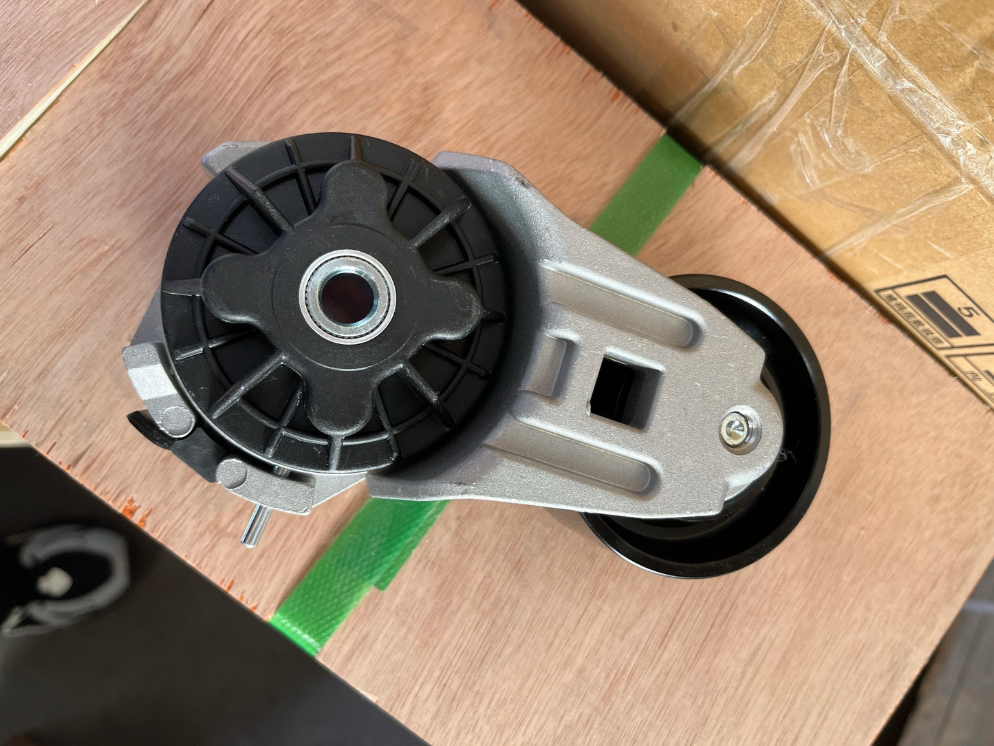 Shacman High Quality Truck Engine Parts Tensioner 612600061256