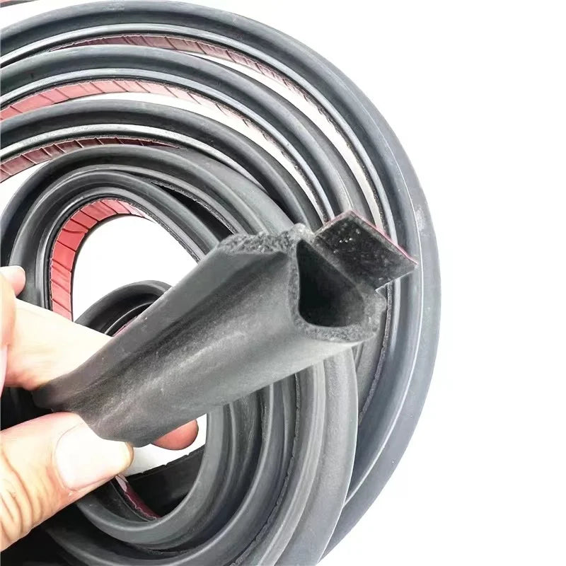 SITRAK T7H Left Outer High-floor Door Sealing Strip WG1662610057