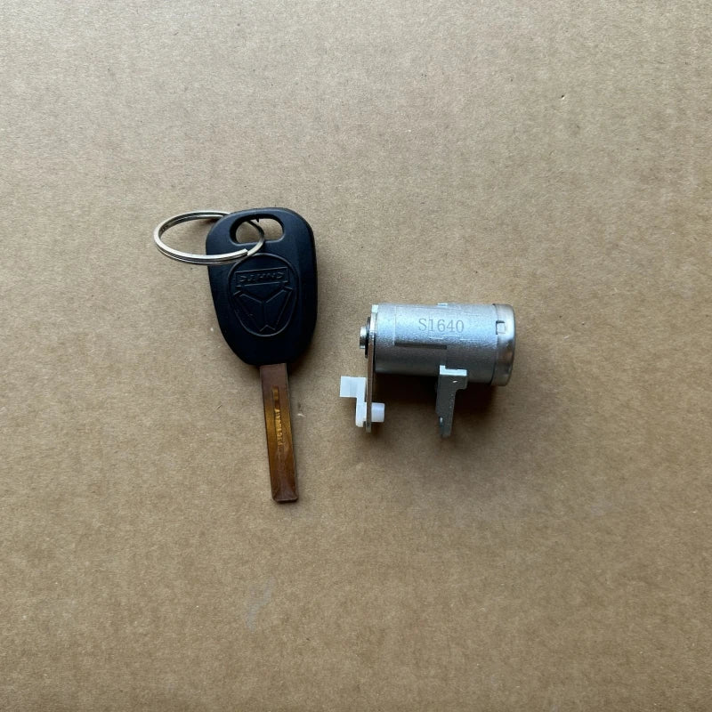 YG9525582558 SITRAK C7H DOOR LOCK WITH KEY